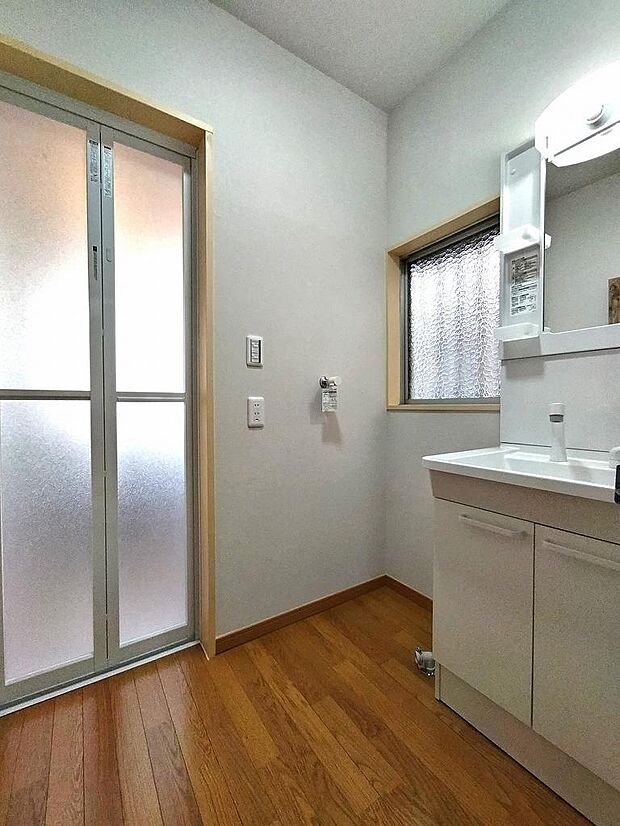 洗面所。洗濯機スペースもしっかり確保。窓があるので換気も安心ですね。