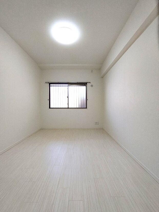 6.7帖の洋室。白いクロスですっきりと広く感じられます。柱が出ていないので家具を置きやすく、使い勝手のよいお部屋です。
