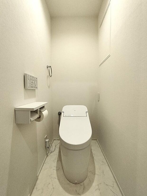 新規交換済みのトイレ。