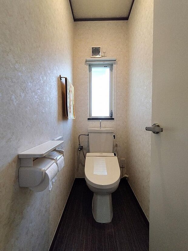 トイレにも窓があり換気も安心です。