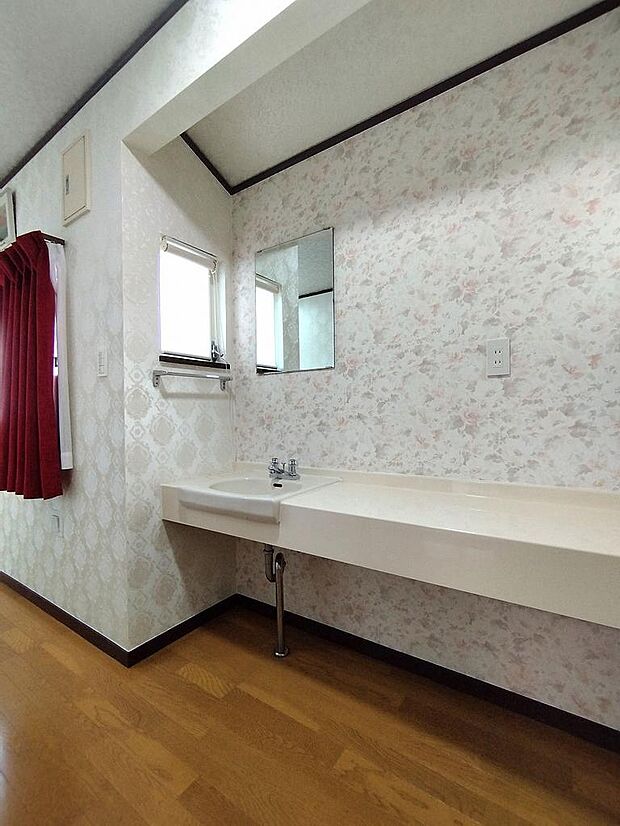 2階にも洗面スペースがあります。広い洗面台と鏡がついています。窓もあって換気も安心。