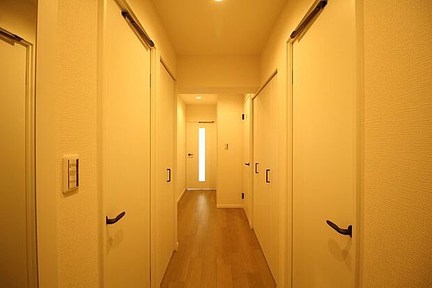 ゆったりとした玄関は、「ただいま」「おかえり」が自然とこぼれるような空間です。