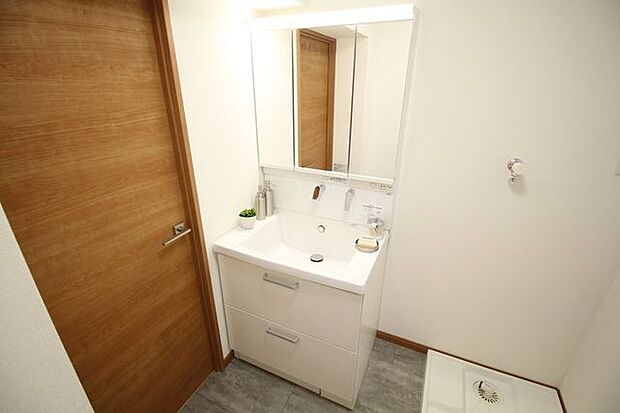 洗面所は小さなプライベートスペース。爽やかなスペースになるように設計されています。