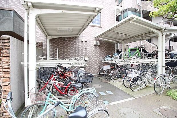 【駐輪場】うれしい屋根付き♪大切な自転車が傷みにくいのが嬉しいですね。