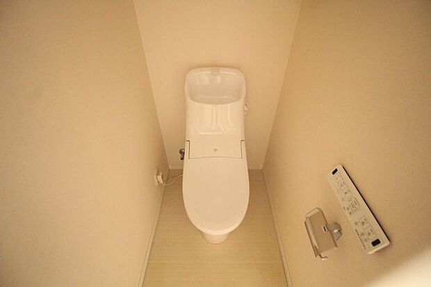 洗浄付き便座が魅力的なトイレです♪毎日使用する場所だからこそ、デザインもシンプルに清潔感のあるスペースです。