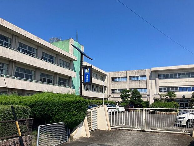 坂田小学校 740m