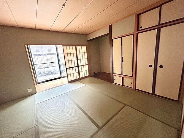 幅広い使い方ができ、リラックス効果のある和室を完備♪床が柔らかいのでそのまま昼寝をしたり、こたつを置いてまったり過ごせる空間を作れます。