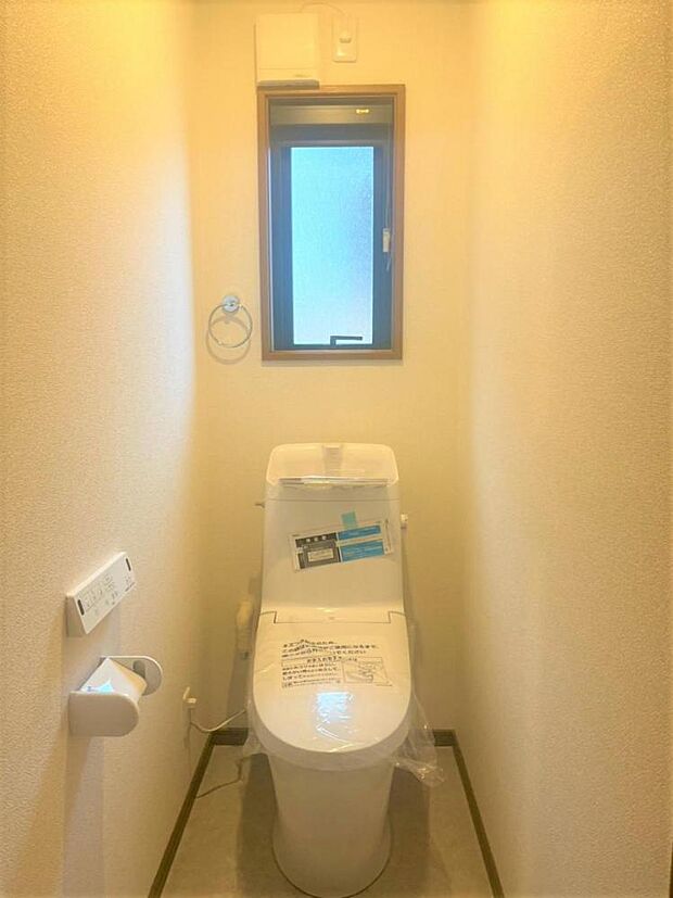 【リフォーム後/トイレ】2階トイレはLIXIL製の温水洗浄機能付きに新品交換しました。キズや汚れが付きにくい加工が施してあるのでお手入れが簡単です。直接肌に触れるトイレは新品が嬉しいですよね。