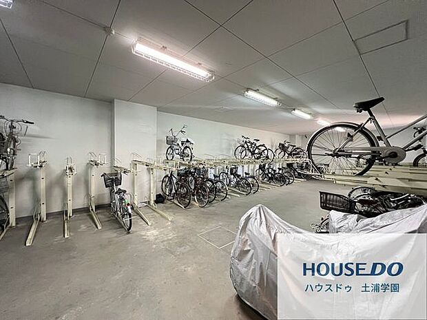駐輪場は室内になるので、安心して自転車を預けられます。