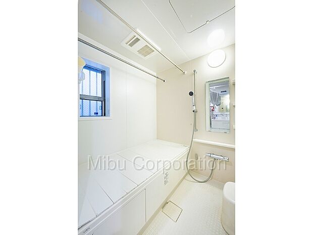 浴室乾燥機（涼風・暖房機能付）のついた浴室。窓も付いており、換気も十分できる浴室になっています。
