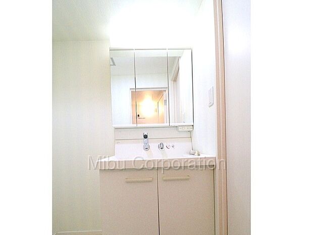 3面鏡タイプの洗面台♪鏡の裏に収納スペースがあり、身嗜みも整えやすいのは大きな魅力ですね♪