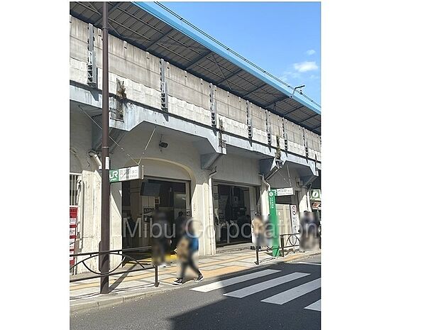 最寄りの駅はJR中央・総武線「両国」駅です。本物件から平坦な道のりで、ほぼ一直線、徒歩5分で到着します。
