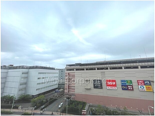 目前は複合商業施設のSUNAMO、圧迫感もなく開放的な眺望です。