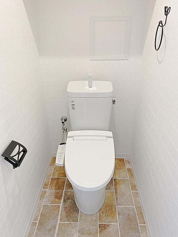 トイレは掃除道具やトイレットペーパー、小物などをすっきりと整理できる棚つき。