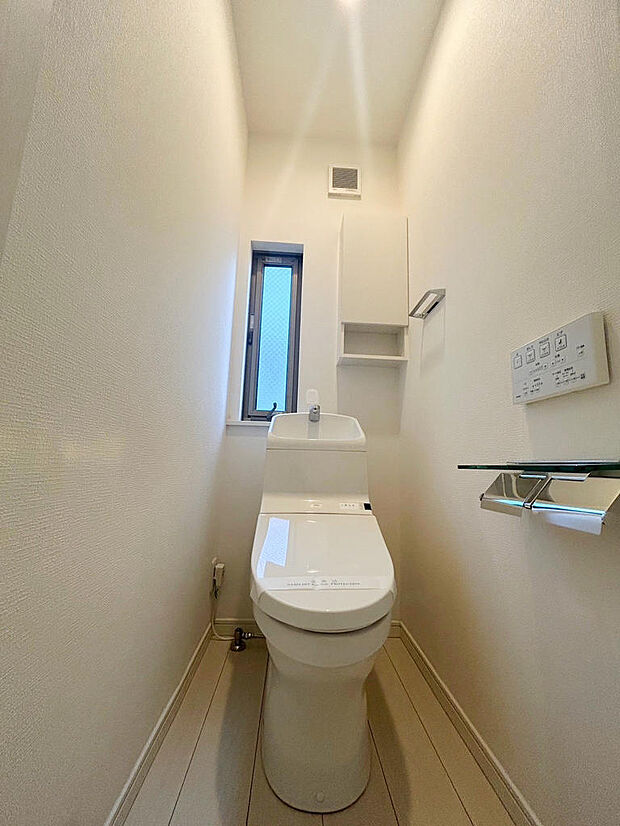 全てのトイレには窓がついており、新鮮な空気を取り入れることができます。写真は3階トイレ