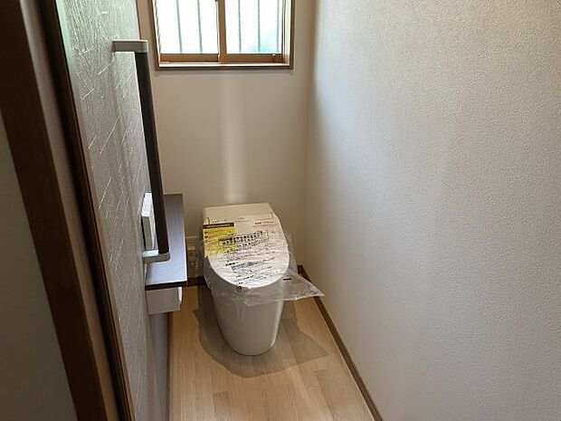 温水洗浄便座のトイレです。手摺も付いているので安心です。
