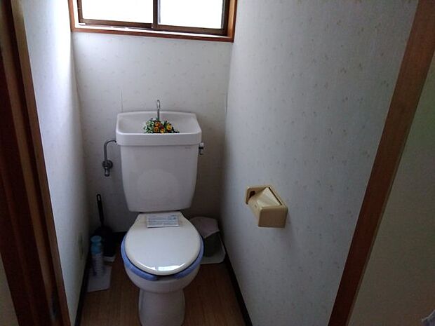 2階のトイレです。窓があるので明るい室内です。
