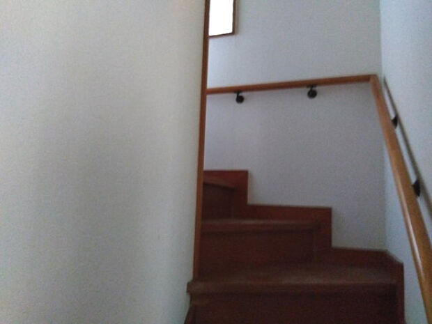 安全に配慮したかね折れ階段です。階段には手摺があり安心です。　