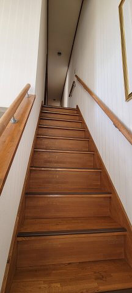 ストレート階段なのでシンプルな見た目です。手摺が付いており安全です。階段下は収納になっています。