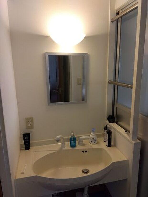 シンプルな洗面台です。鏡があるので朝の支度もこちらで出来ますね。