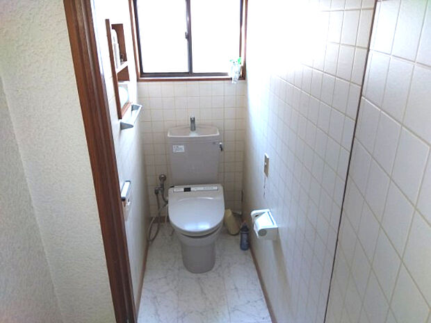 1階トイレは白を基調としていて清潔感があります