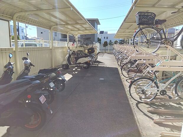 駐輪場です。屋根があるので自転車やバイクを雨に濡れず止めておけます。