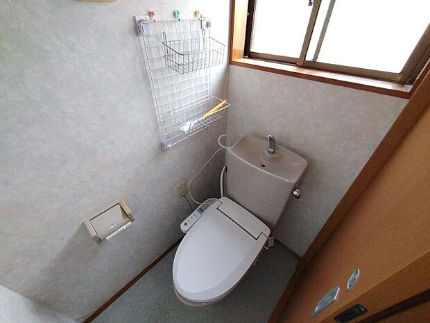 トイレには窓があり明るい室内です。壁紙が白なので空間が広く感じます。　　