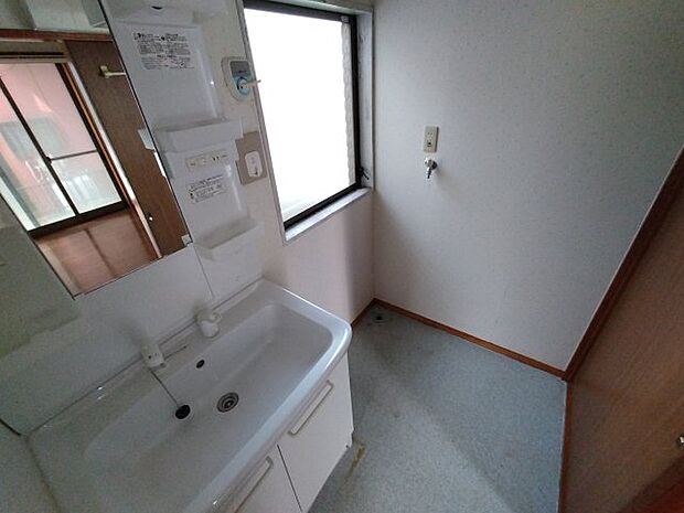 お風呂横に洗濯機置き場があります。窓があるので明るい室内です。　