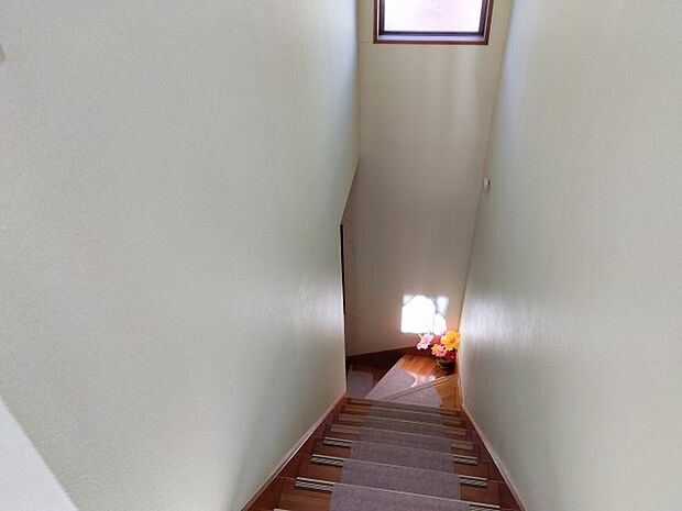 安全に配慮したかね折れ階段です。上部に窓があり明るくなっています。