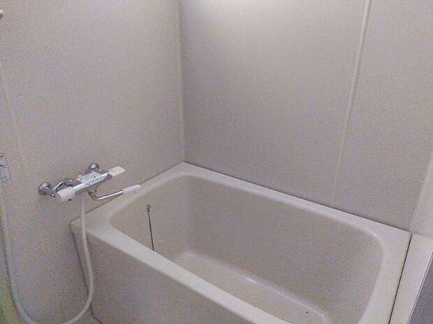 壁紙が白なので空間が広く感じます。白で統一された綺麗なお風呂です。