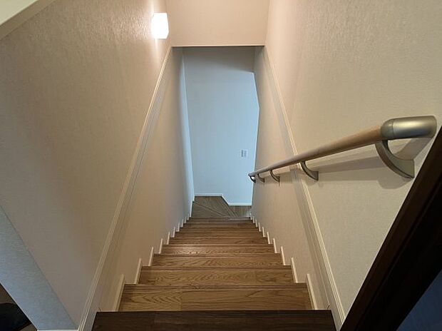 ストレート階段なのでシンプルな見た目です。手摺が付いており安全です。