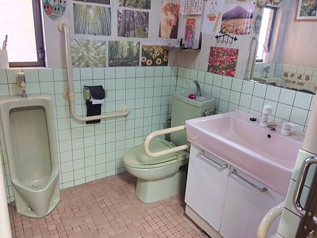 店舗部分のトイレです。手洗い場が併設されているので衛生的です。