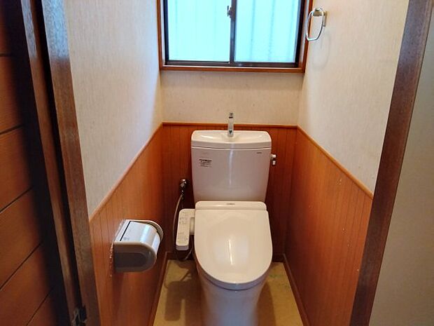 トイレには窓があり明るい室内です。シンプルで清潔感があるトイレです。　