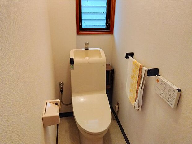 トイレには窓があり明るい室内です。トイレが各階にあります。忙しい朝や、ファミリー世帯は助かりますね。