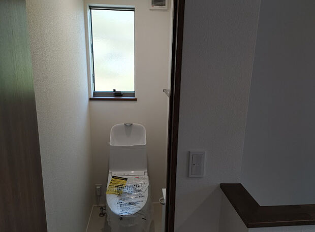 トイレには窓があり明るい室内です。トイレが各階にあります。忙しい朝や、ファミリー世帯は助かりますね。