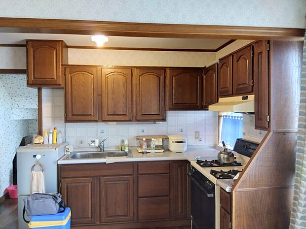 収納スペースもたくさんあるので買い置きもたっぷり出来ます。木目の可愛いキッチンです。