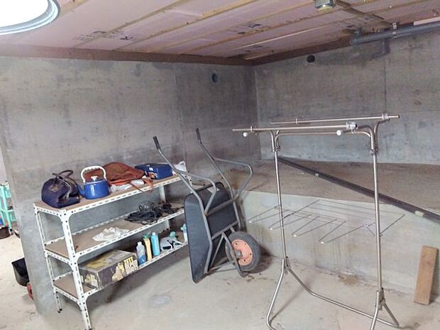 地下室があります。アウトドア用品の収納やDIYの作業スペースに使えそうです。