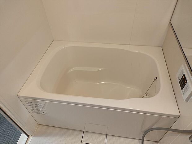 浴槽は奇をてらわず、広さ形状とも一般的と言えるものが採用されております。室内は白基調で統一