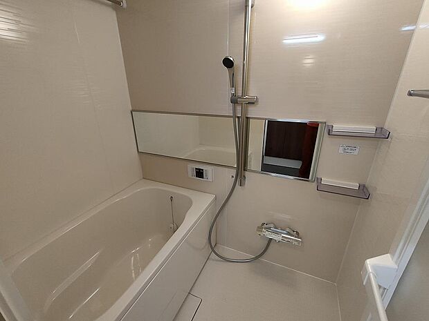 スタンダードな仕上がりの浴室。壁いっぱいに設置される横長の鏡がとても便利に使えます