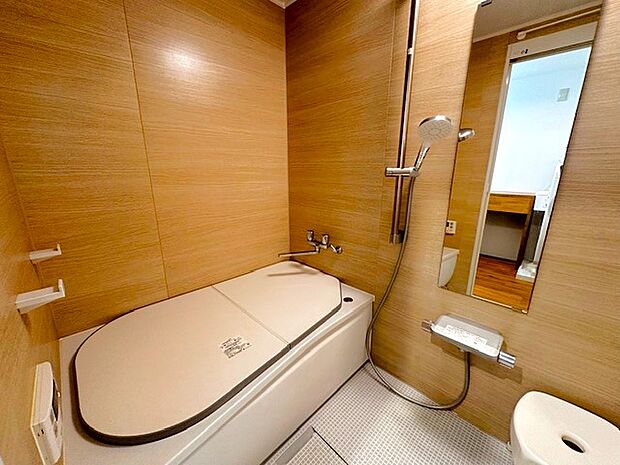 浴室もウッド調をベースとしたぬくもりとモダンな印象を与える浴室。またぎやすい高さの浴槽、滑りにくく加工された床など、お子様からご高齢者まで安心して使える設計が魅力のユニットバスです◎