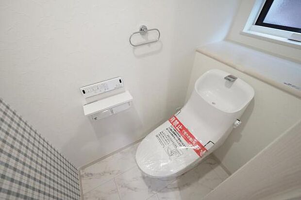 1階トイレ／お手洗い水栓、換気窓、棚、手摺付き