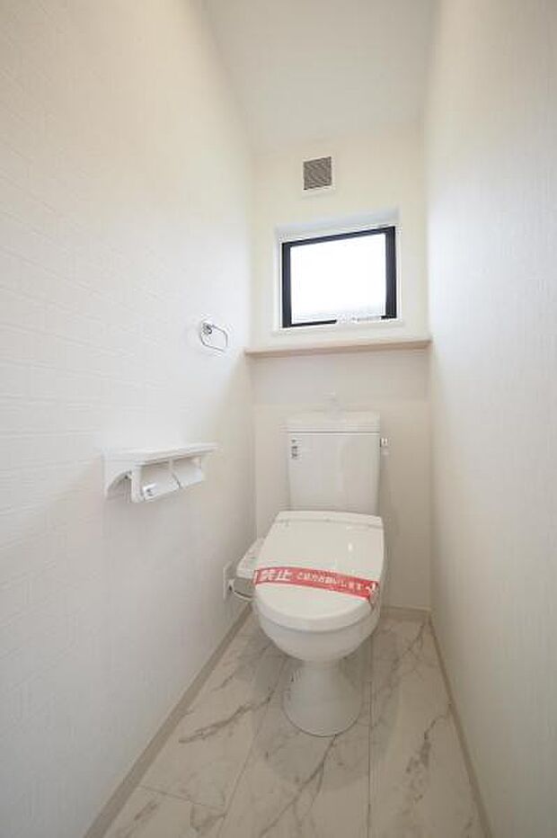 2階トイレ／お手洗い水栓、換気窓、棚、手摺付き