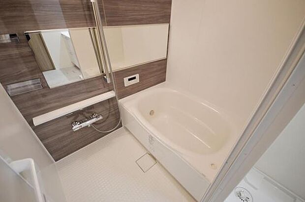 ■バスルーム■ 新規交換済みの浴室。天井には浴室乾燥機が備わっています。