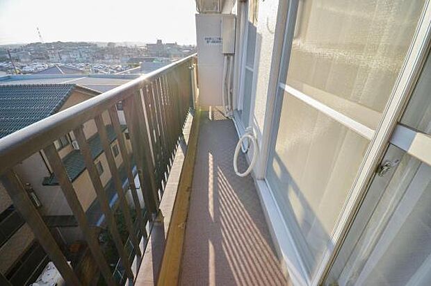 ■バルコニー■ 5階南向きの住戸ですから陽当たりはとっても良好。洗濯物の乾きも良さそうです