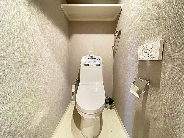 白を基調とした清潔感のあるウォシュレット付きのトイレはリラックスできる空間です！