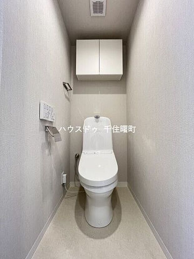 トイレは四方を壁に囲まれた狭い空間のため、圧迫感を感じやすいスペースです。明るい色合いと窓がある為、開放感のあるトイレですね。