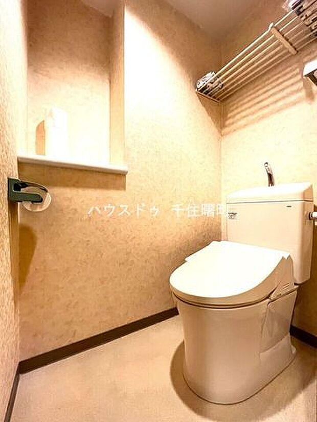 トイレは四方を壁に囲まれた狭い空間のため、圧迫感を感じやすいスペースです。明るい色合いと窓がある為、開放感のあるトイレですね。