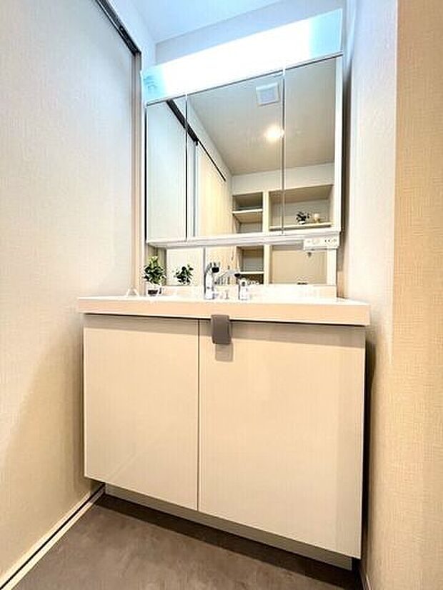 白を基調とした清潔感溢れるデザインの洗面化粧台です。コンパクトながら収納豊富で実用的な洗面空間です。