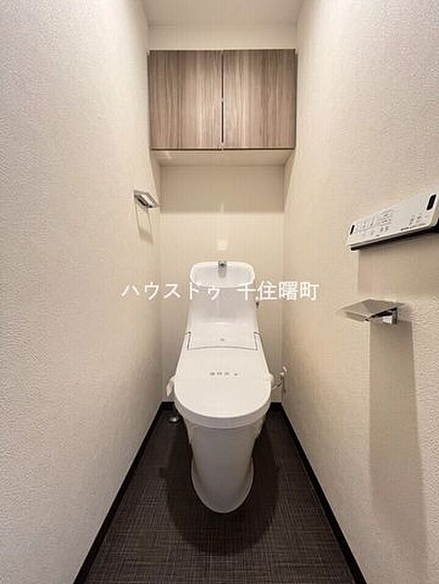 トイレは快適な温水洗浄便座付です。清潔感のあるホワイトで統一しました。いつも清潔な空間であって頂けるよう配慮された造りです。