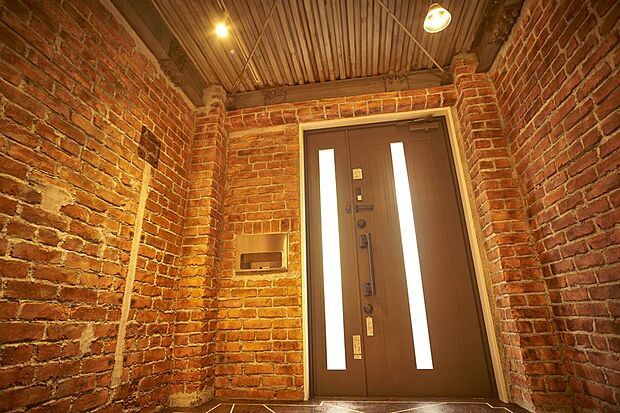 玄関ドアには最新の電気錠を設置、リビングにいながらリモコンで鍵の開閉が可能。賃貸契約前の写真です。
